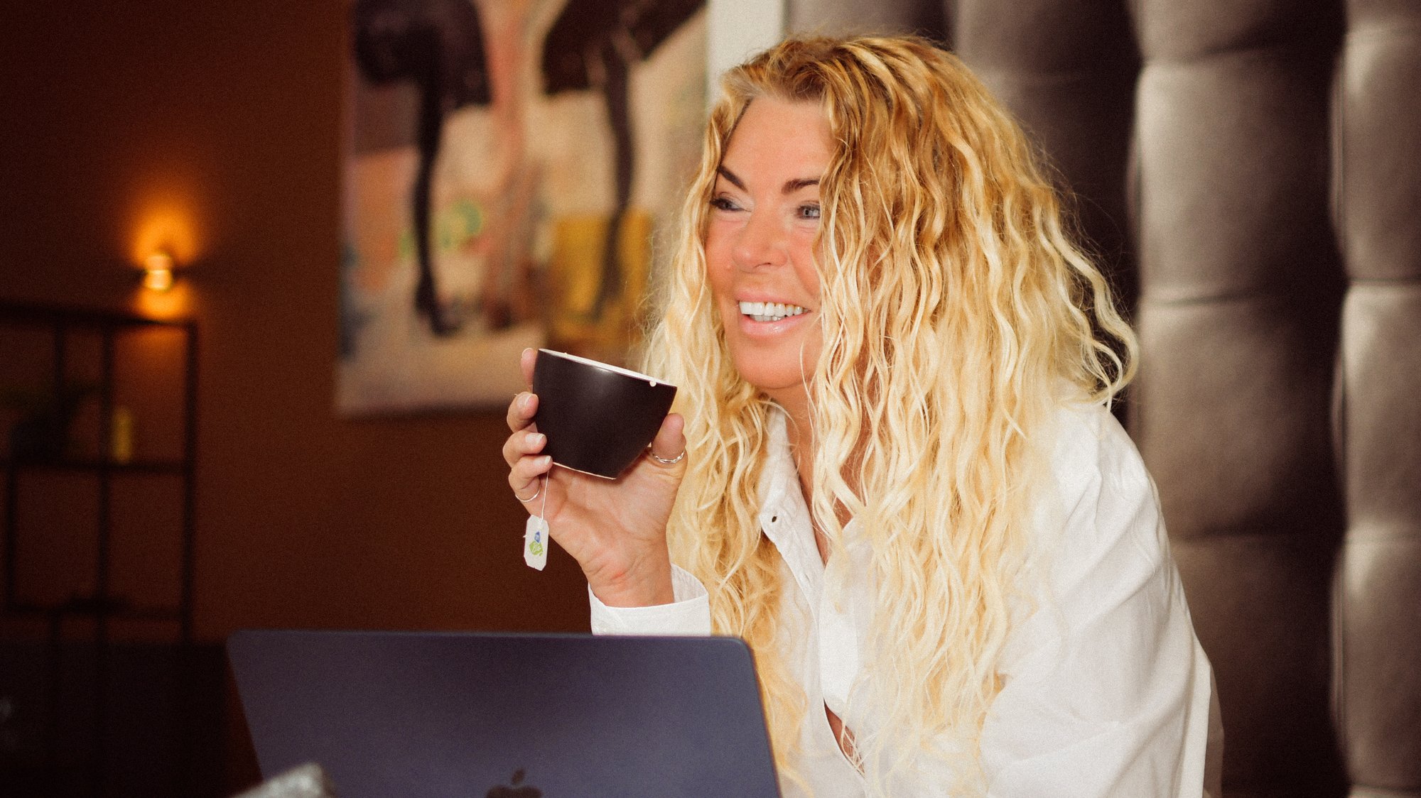 Downward Dog tijdens het Zoomen? Jazeker, zo multitask je als yogi!